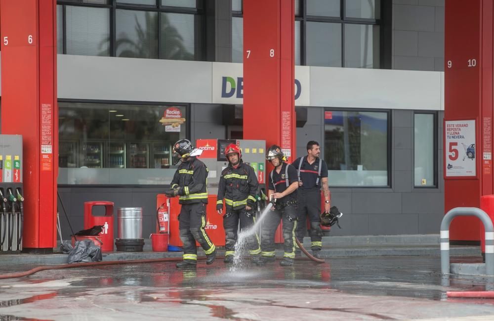 Incendio en una gasolinera de Alicante