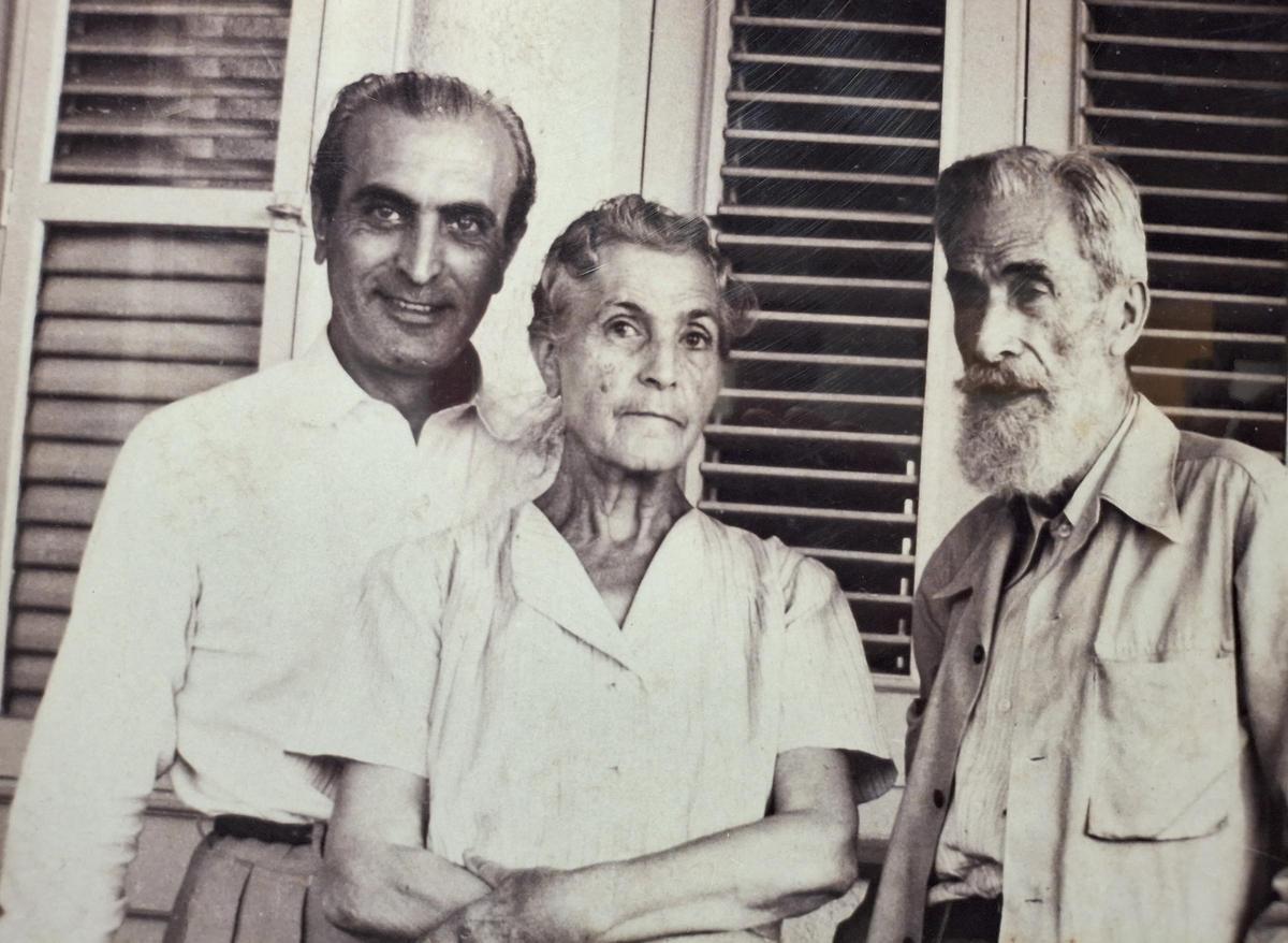Chabás junto a sus padres en una fotografía tomada en el exilio cubano