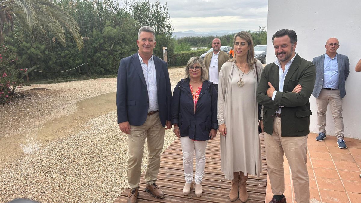 El conseller de Medio Ambiente, junto a las alcaldesas de Santa Pola y Crevillent, y el alcalde de Elche, en la conmemoración del Día Europeo de los Parques Naturales, visitó este viernes El Hondo
