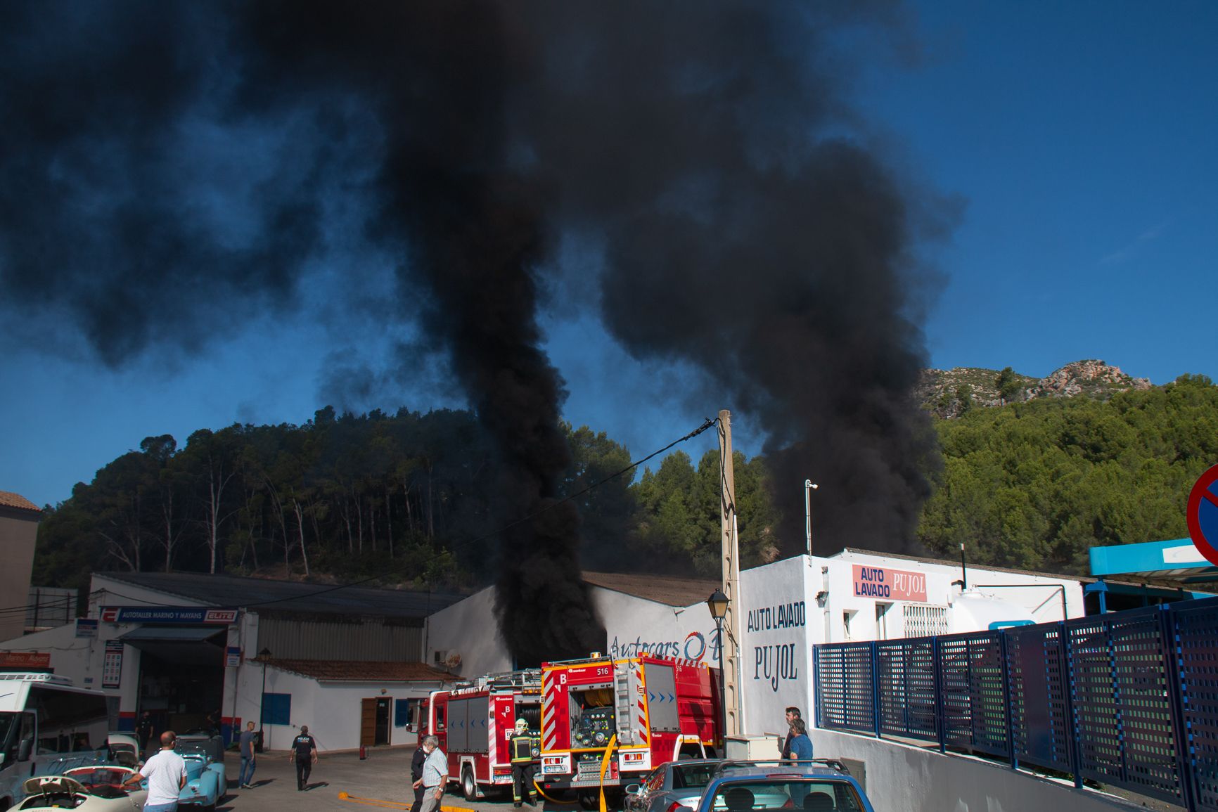21 trabajadores intoxicados en el incendio en un hangar de autobuses de Andratx
