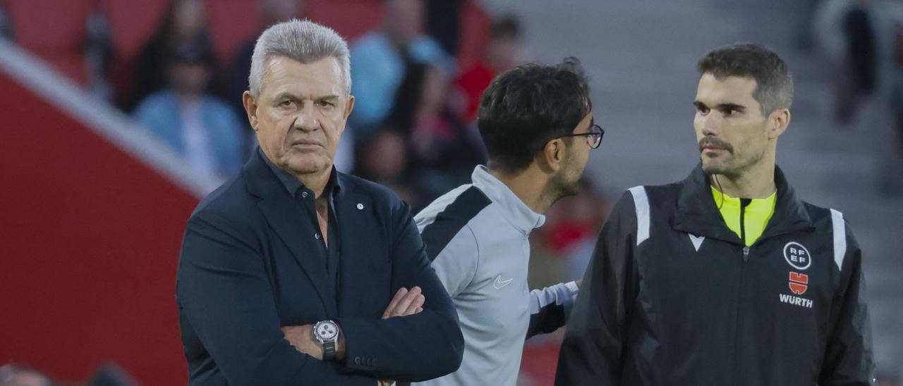 Javier Aguirre, durante un partido en Son Moix de esta temporada.