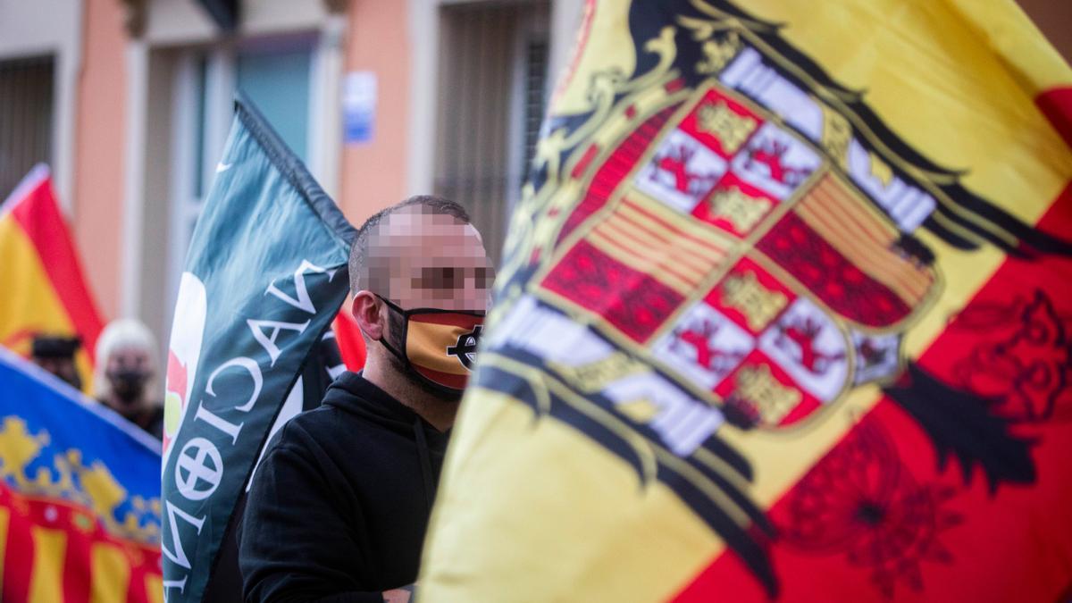 Bandera que exhibieron manifestantes de extrema derecha en Benimaclet el día de la Hispanidad de 2020.