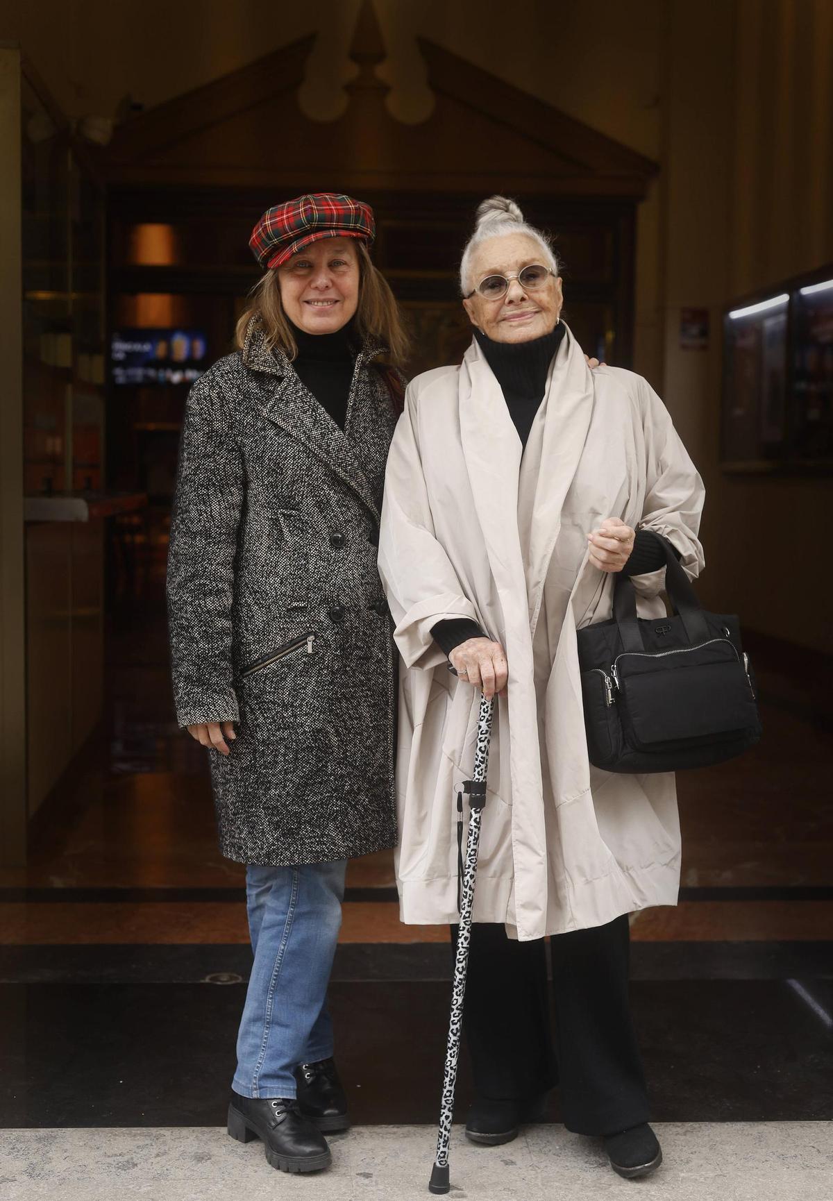 Natalia Dicenta y Lola Herrera, en la puerta del teatro Olympia.