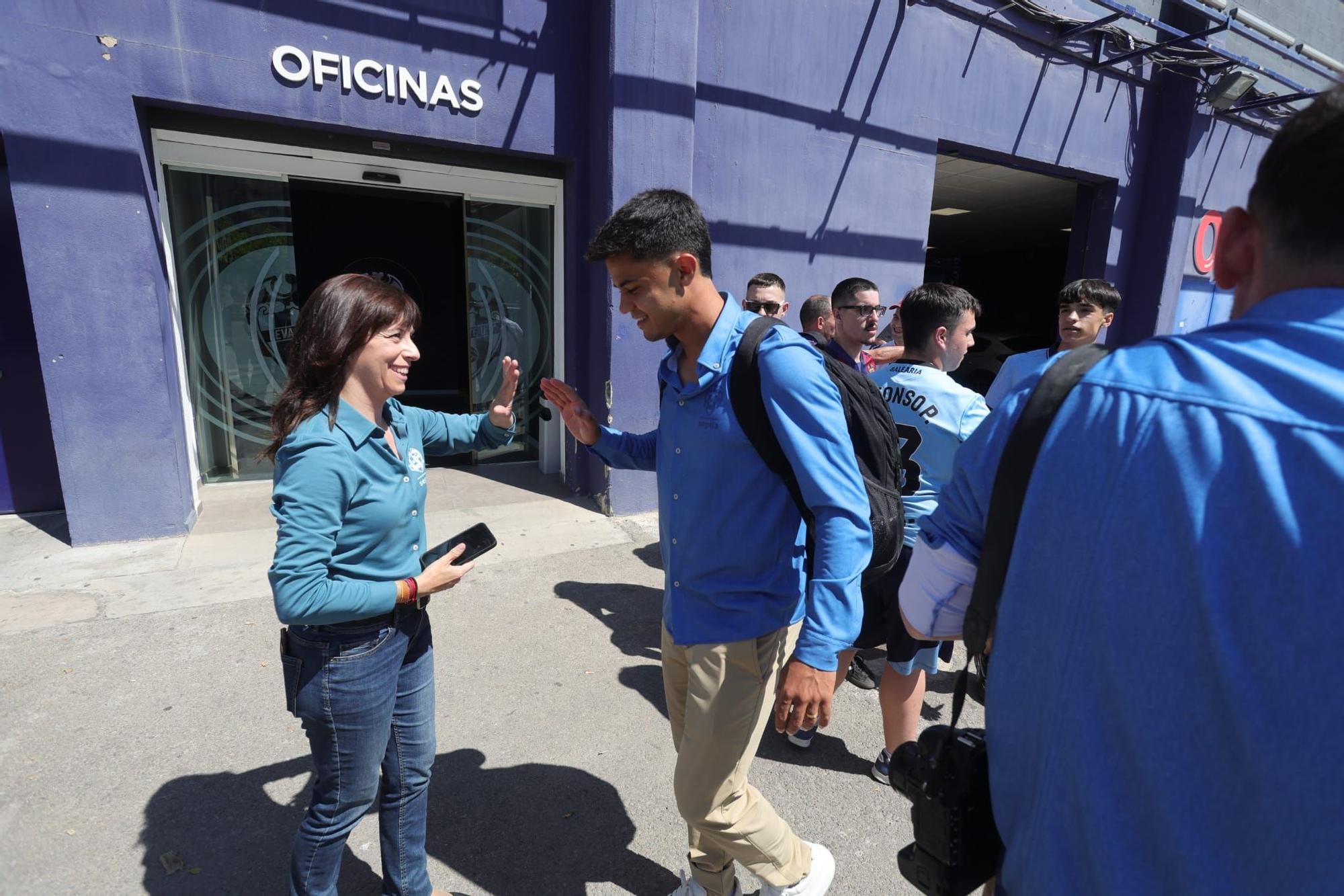 Algunos aficionados desean suerte al Levante UD antes de viajar a Buegos
