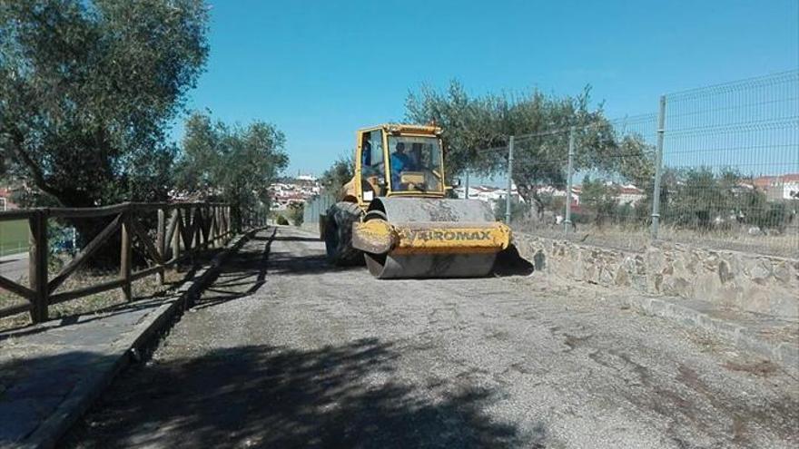 Maquinaria del parque itinerante arregla los caminos de las Moralas