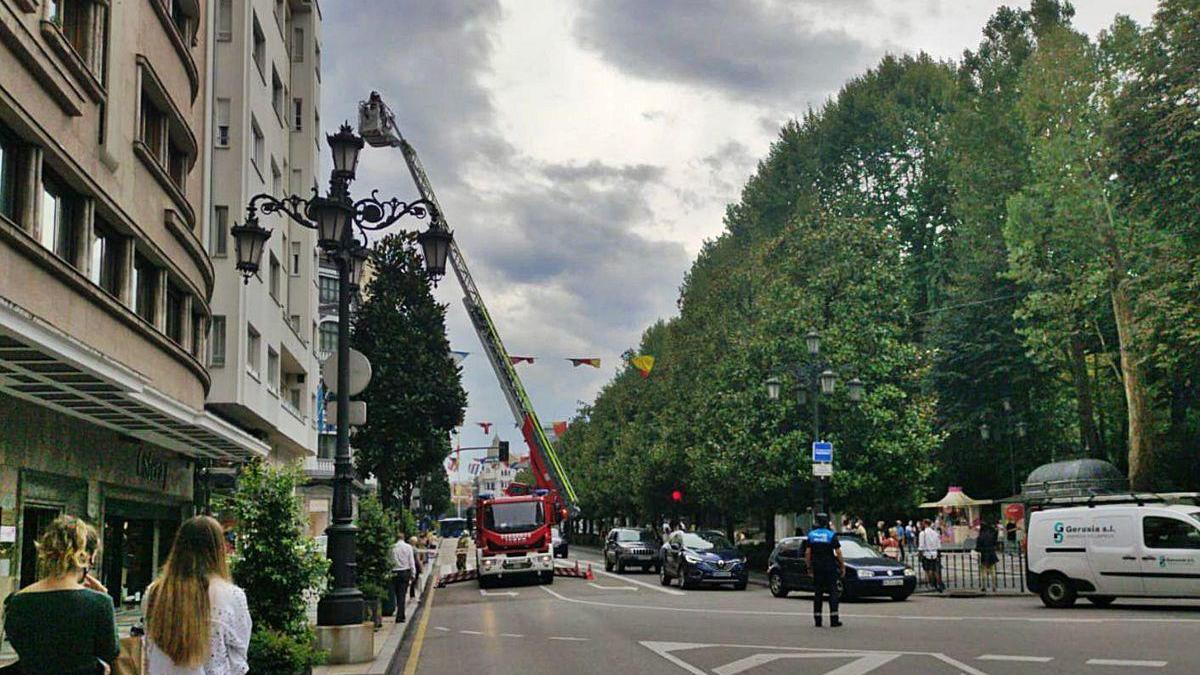 Intervención de altura de los bomberos en la calle Uría