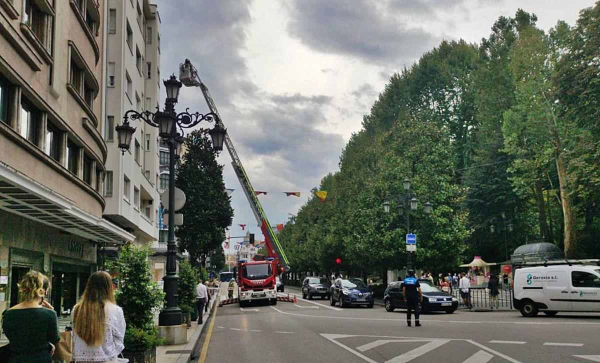 Intervención de altura de los bomberos en la calle Uría