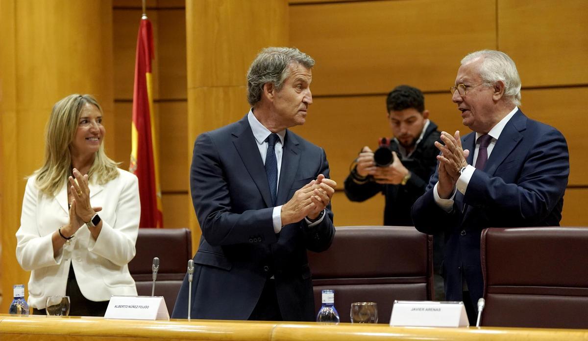 Alberto Núñez Feijóo, junto a Alicia García y Javier Arenas, durante la clausura de la jornada del Partido Popular en el Senado.