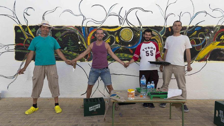 Fernando Moreno, Antonio Vázquez, Luis Bujalance y Vicente Denis, pintores malagueños durante la creación de su obra de la calle Balneario.