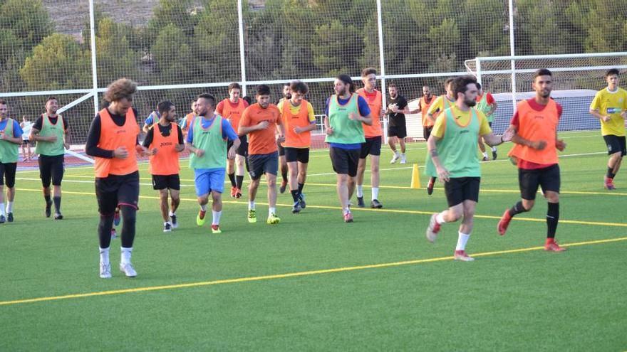 El Petrelense comenzó a entrenar ayer en El Barxell.