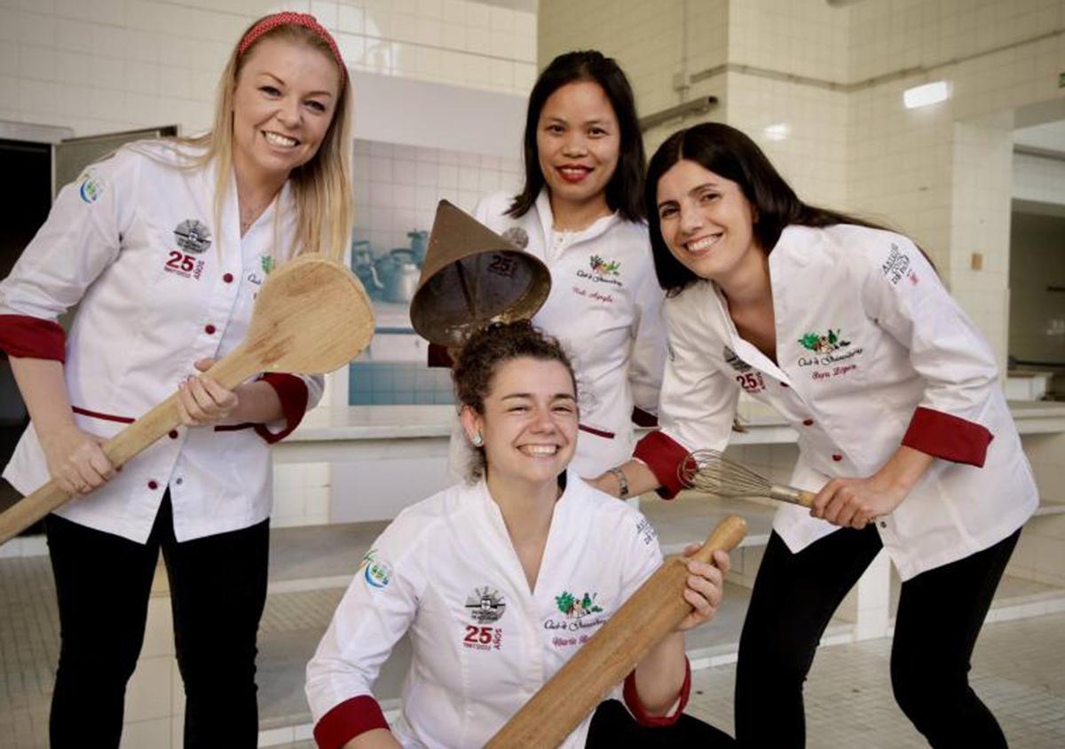 Las cocineras más jóvenes ponen toda la carne en el asador