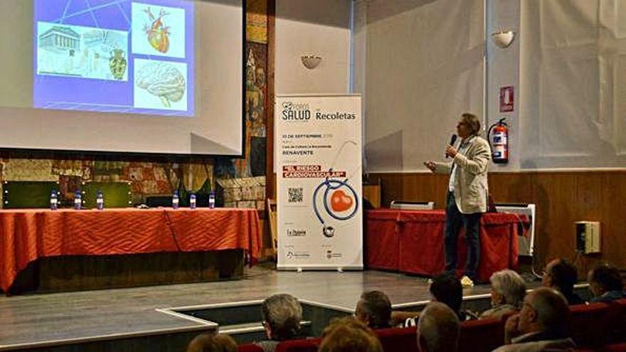 El cardiólogo José Luis Santos durante su charla sobre riesgo cardiovascular en Benavente.