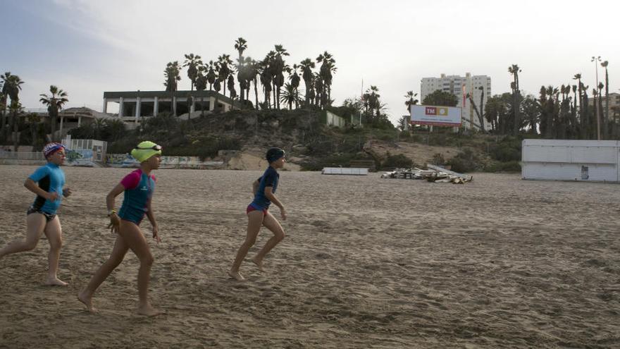 Niños corren frente al solar que ocupó el hotel Sidi en la Playa de San Juan