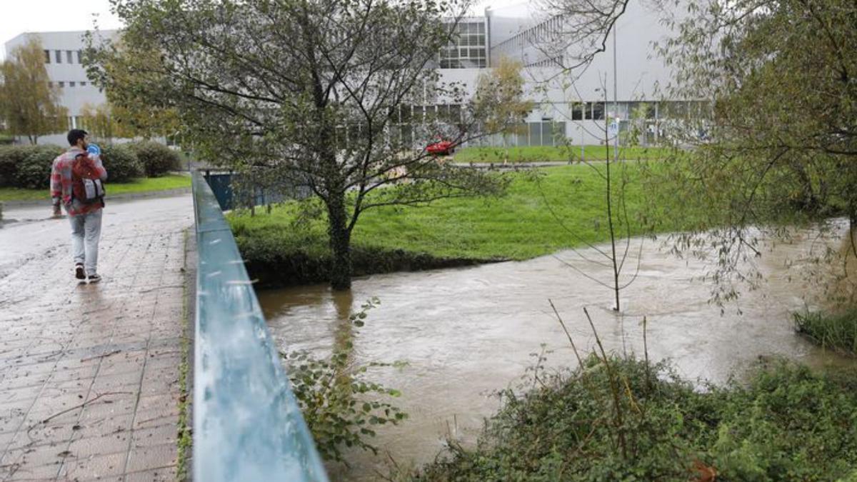 Inundaciones en el campus de Gijón por la crecida del Peñafrancia | MARCOS LEÓN