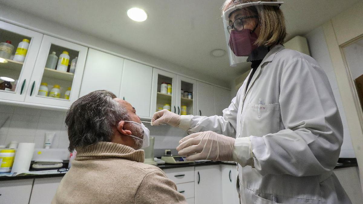 Un teste de antígenos en una farmacia