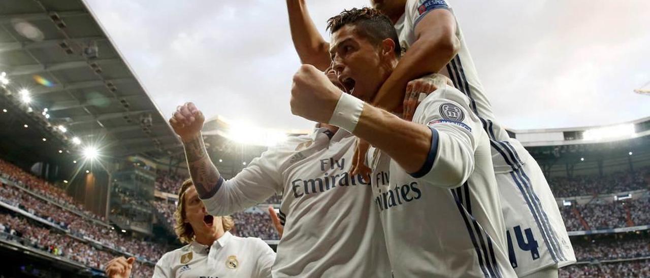 Los jugadores del Madrid celebran el primer gol de Cristiano Ronaldo frente al Atlético.