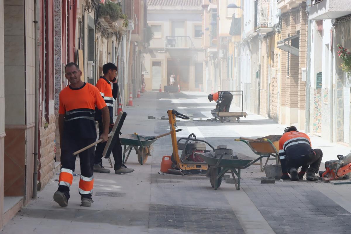 Trabajos de finalización de la nueva calle Sant Onofre de Torrent.
