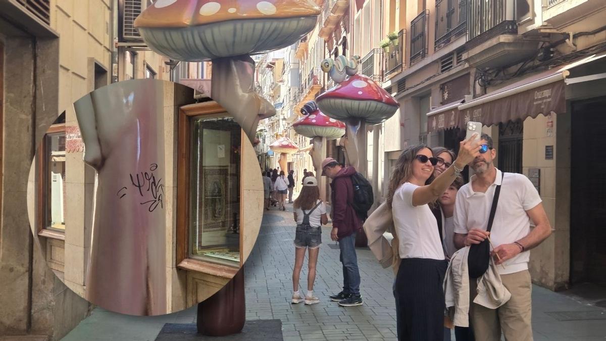 Grafiti en el tronco de una de las setas de la calle San Francisco, montada sobre una imagen de visitantes en la vía.