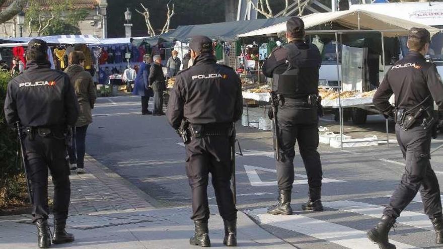 Unos policías vigilan la feria, ayer, en Redondela. // Adrián Irago