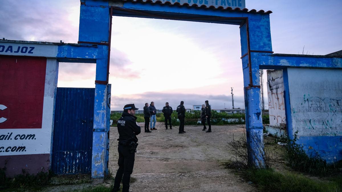 Policía local y Nacional en la puerta del estadio José Pache. Imagen de archivo.