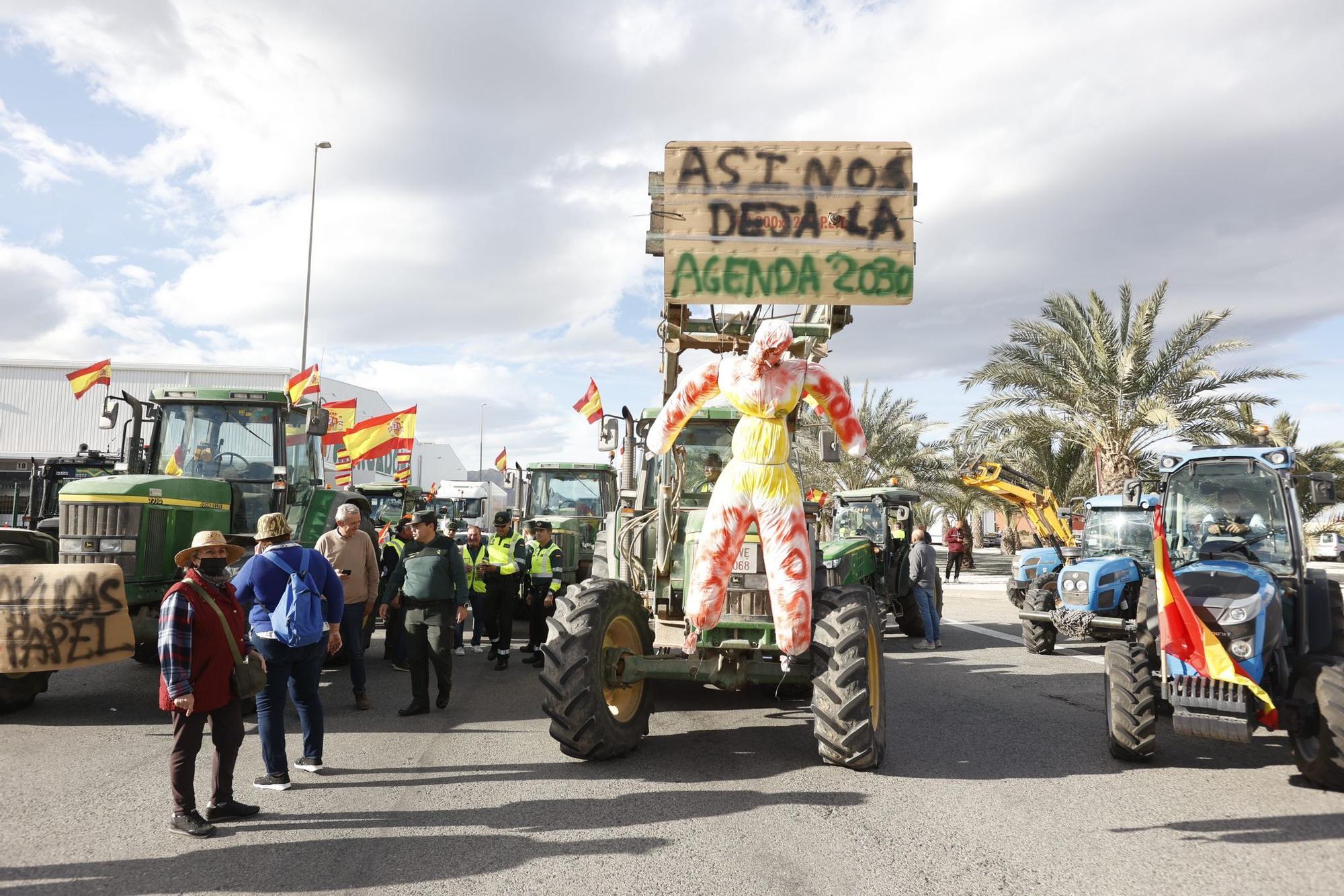 Los agricultores se concentran en tres comarcas de la provincia de Alicante en una tractorada por carreteras secundarias