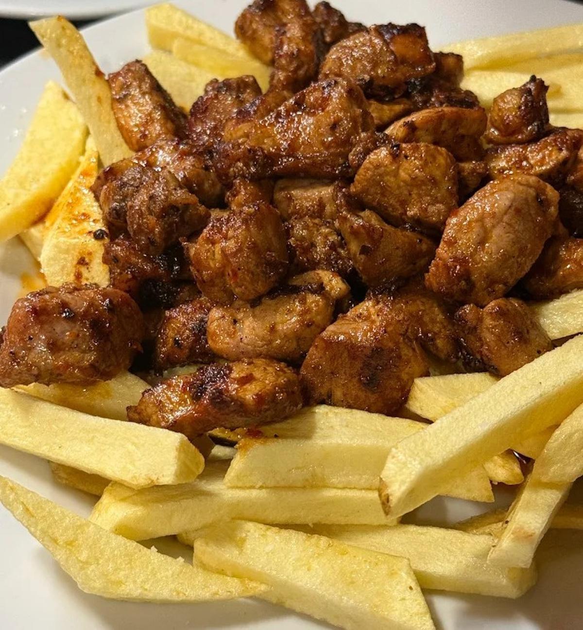 Diferentes platos de las gastronomia canaria tradicional