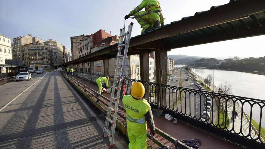 Operarios de Estradas realizan reparaciones en la marquesina. // Gustavo Santos