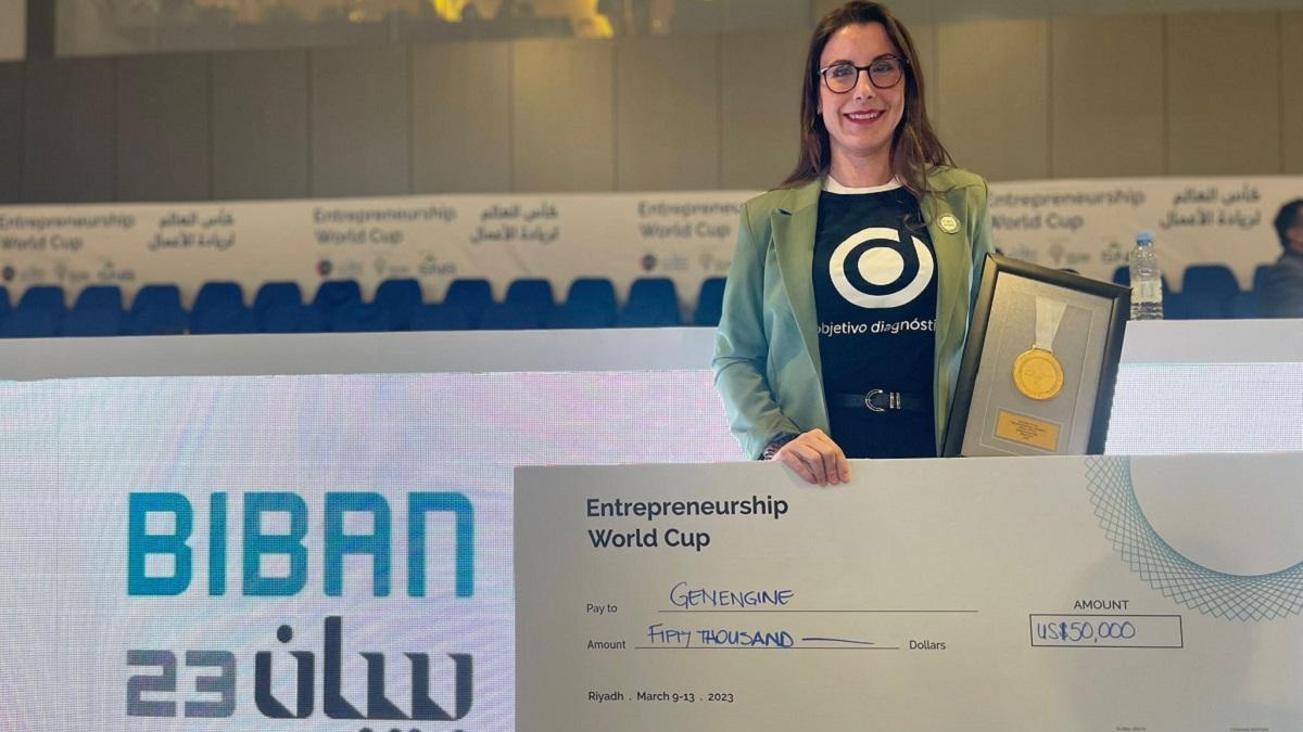 Ana Medina, confundadora de Genengine, posa con el premio..