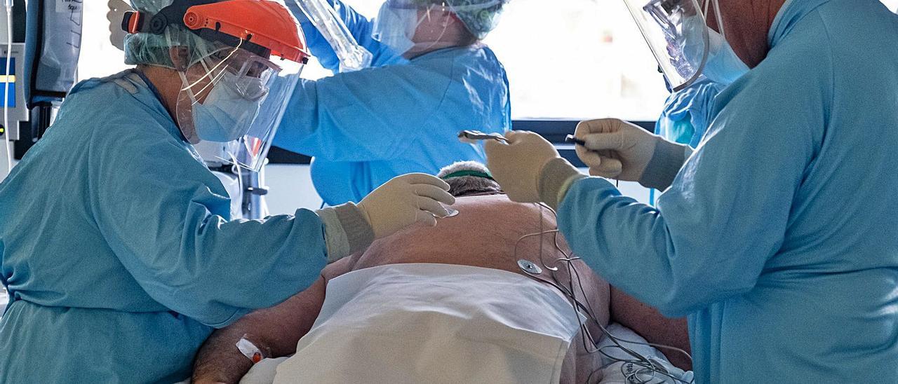 Sanitarios de la UCI COVID del Cunqueiro tratan a un paciente.