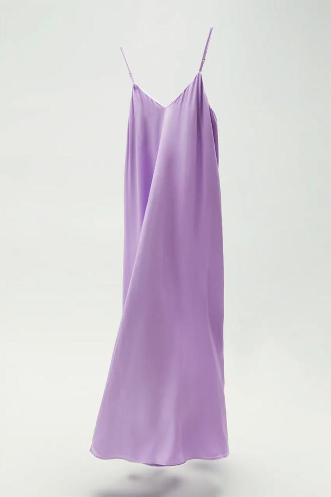 Vestido rosa malva satinado con volumen de Zara. (Precio: 29,95 euros)