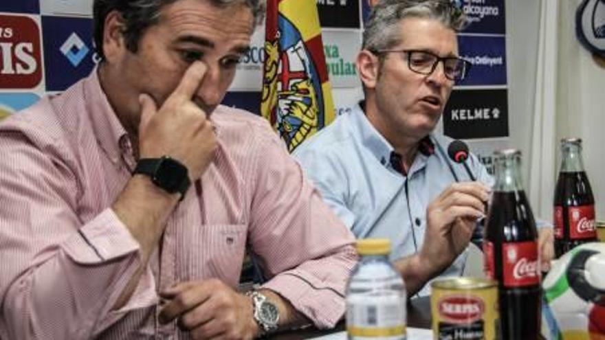 Fernando Ovidio y Juan Serrano, ayer, en la sala de prensa del campo de El Collao.