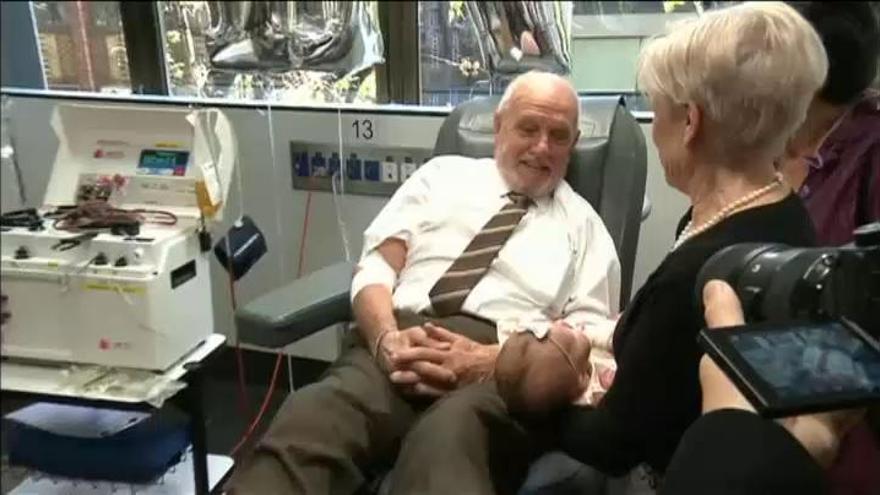 Un donante de sangre de 81 años recibe el Guinnes por el mayor número de donaciones del mundo