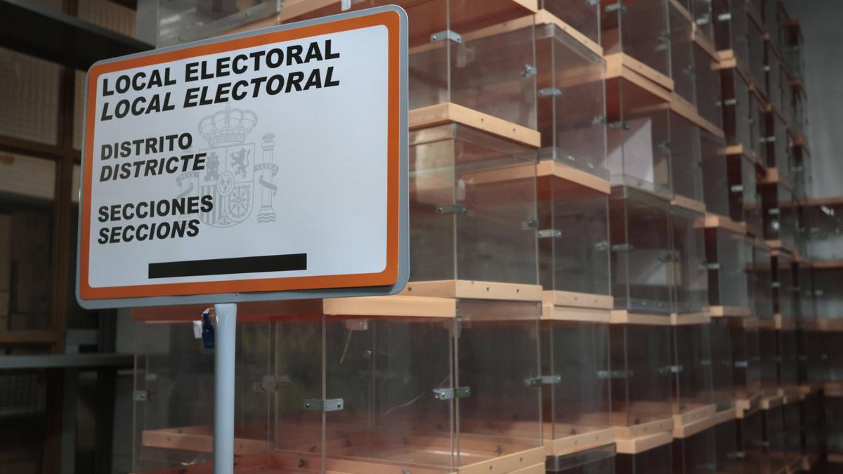 Almacén electoral de València a pocos días de las elecciones