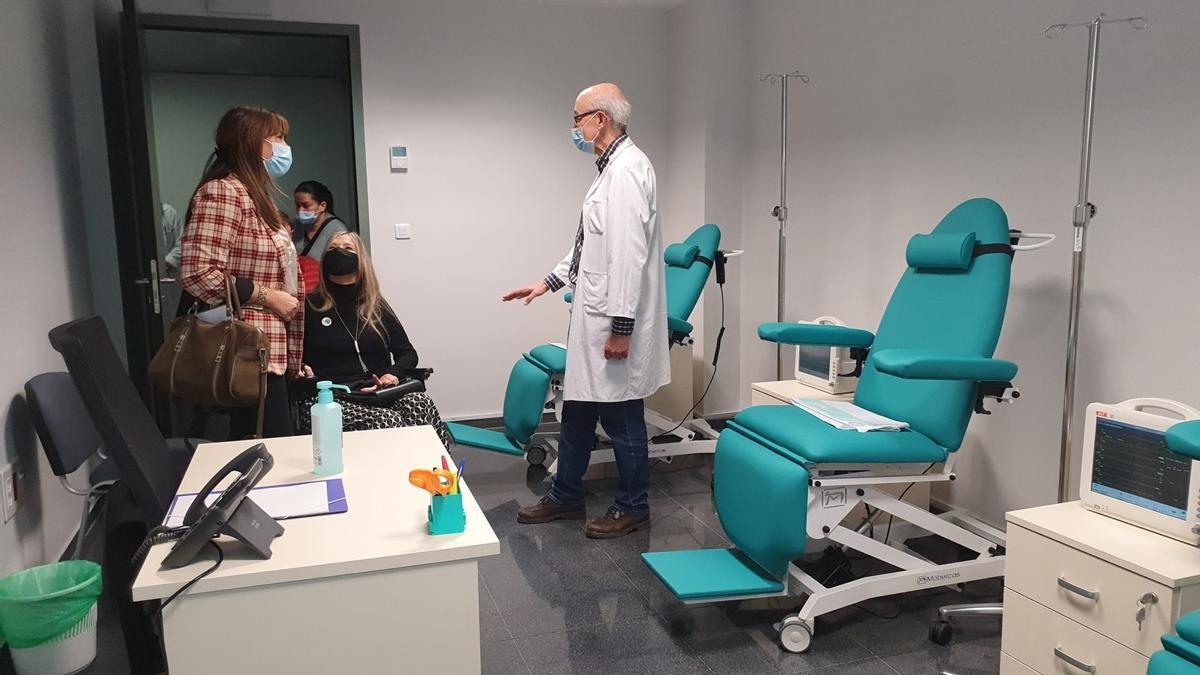 Sira Repollés (con chaqueta de cuadros) y el doctor Capablo, durante la visita a la unidad.