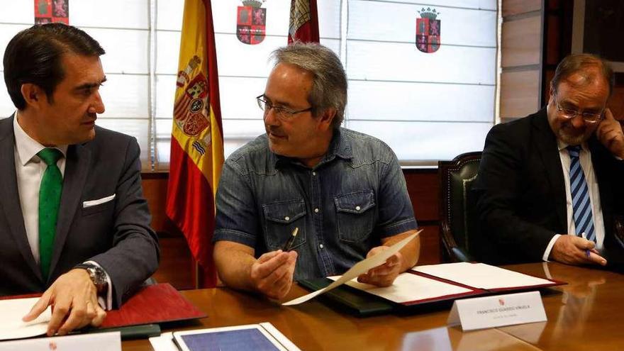 Suárez-Quiñones, Guarido y Rey durante la firma de un convenio en Valladolid.