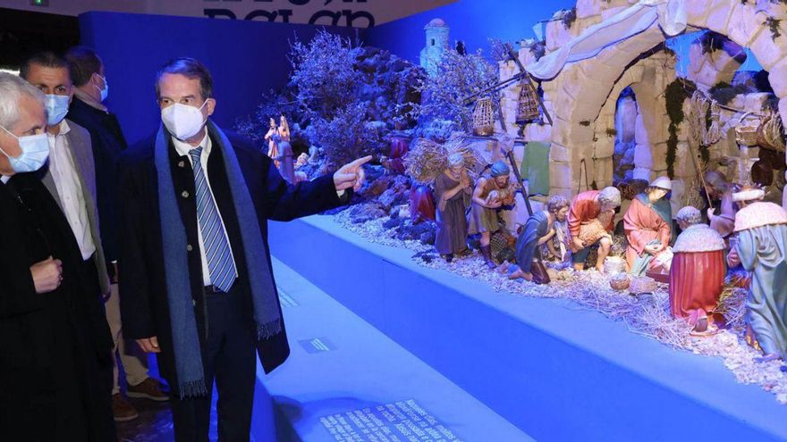 El alcalde y Rivas con el obispo Quinteiro Fiuza en su visita al Belén de Casa das Artes. | // ALBA VILLAR