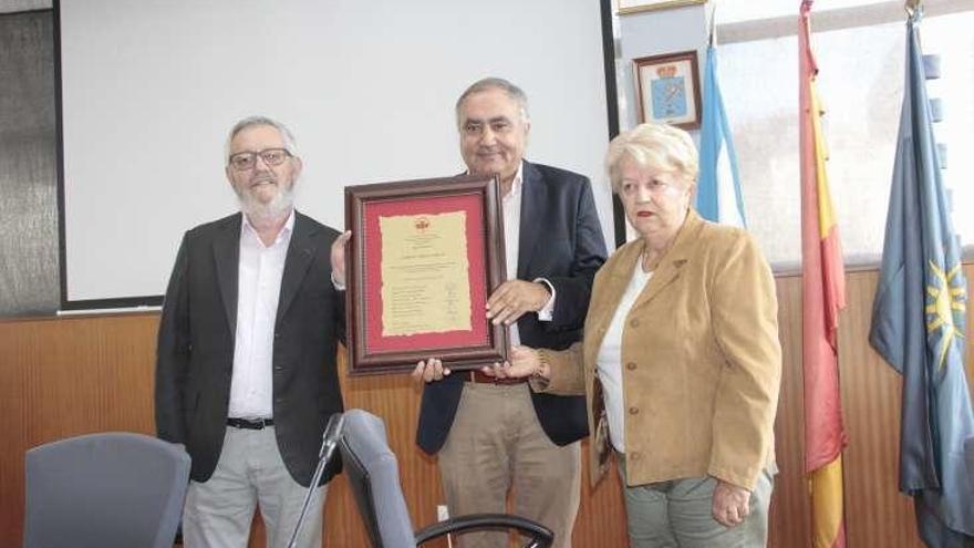 El alcalde Xosé M. Pazos, Carlos Varela y la presidenta de la Asociación Daravelo. // S.A.