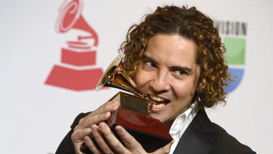 El cantante David Bisbal con su &#039;Grammy&#039;.