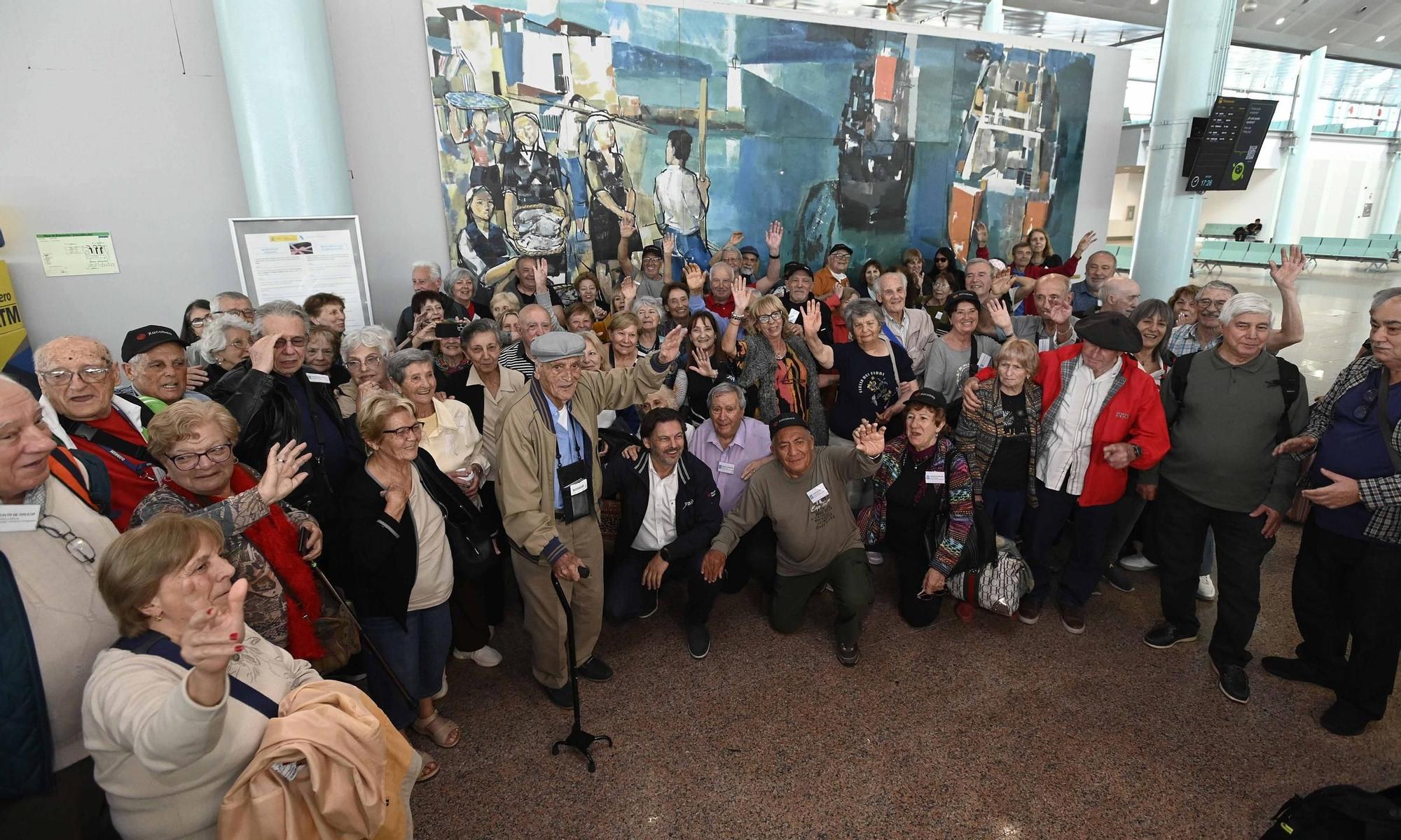 El centenario Gonzalo Nodal, entre los 200 emigrantes gallegos que vuelven a la tierra que les vio nacer
