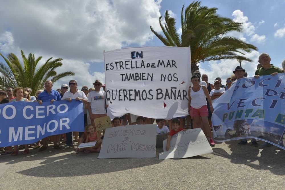 Protesta ante un Mar Menor que amanece cubierto de espuma