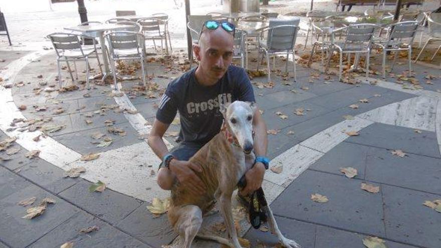 El santvicentí Ferran Aixalà, voluntari de l&#039;associació Galgos 112, amb un dels seus llebrers