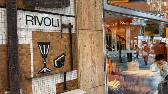 El último café en el Rívoli, el establecimiento ovetense echa el cierre tras siete décadas de historia: "Han venido muchos clientes llorando"