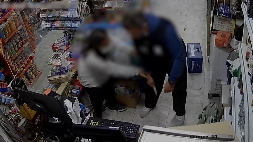 La dependienta de una tienda china de Torrevieja planta cara a un ladrón armado con un cuchillo