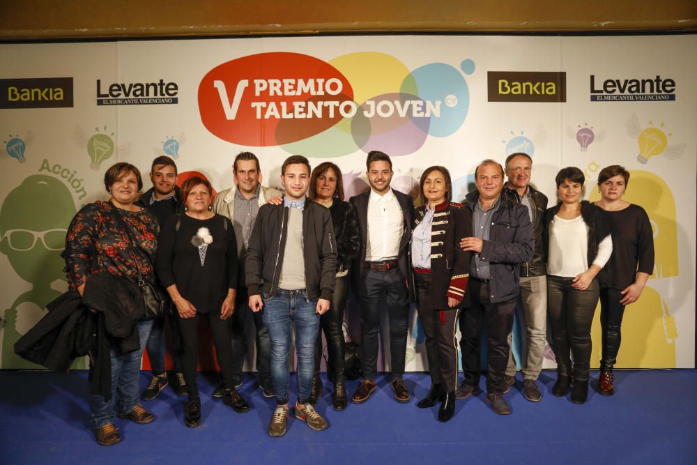 Los invitados posan en el photocall de los premios Talento Joven CV.