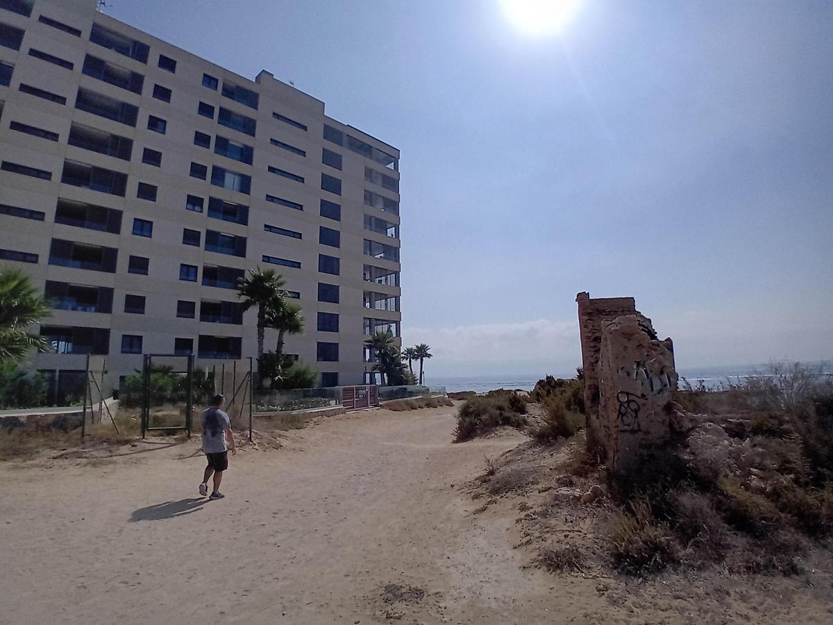 Así están los restos del cuartel de carabineros del siglo XIX y el refugio antiaéreo de la Guerra Civil en Punta Prima