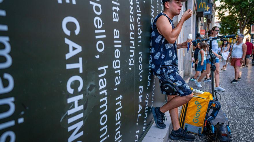 Un año de ley &#039;rider&#039;: las mochilas de la precariedad en la plaza España de Zaragoza