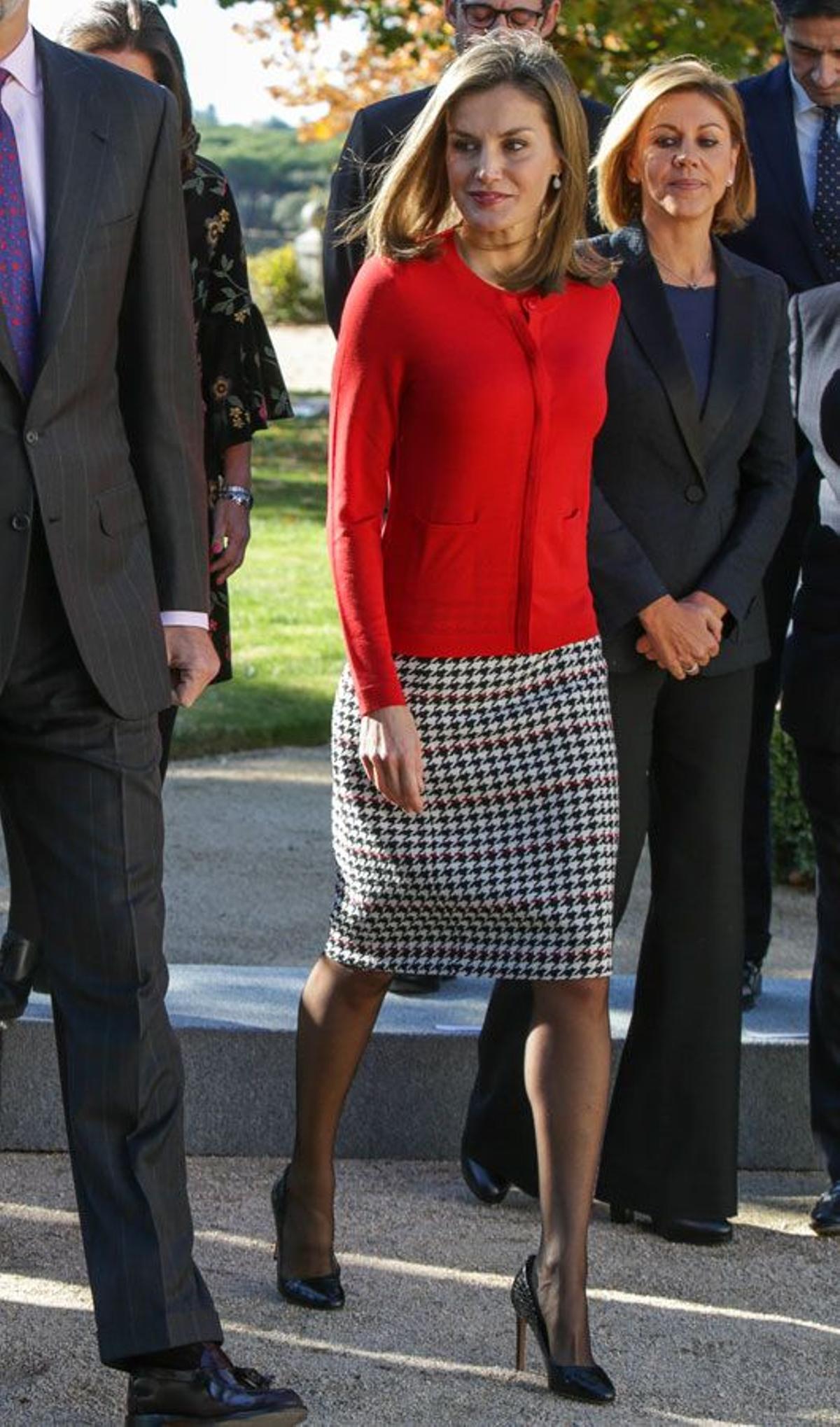 Letizia Ortiz con falda de pata de gallo de Hugo Boss