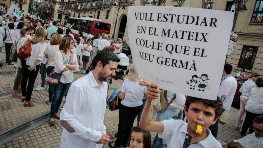 Concentración en Alcoy contra la supresión de aulas concertadas