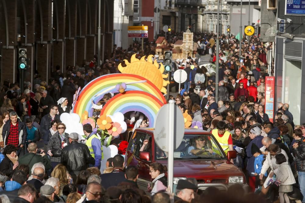 Desfile de carrozas el Lunes de Pascua en Avilés