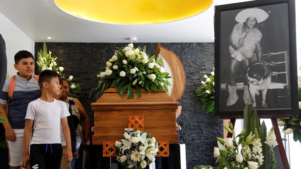 Muere El Perro Aguayo, ídolo de la lucha libre mexicana. En la foto, una imagen de su funeral en Guadalajara, Jalisco.
